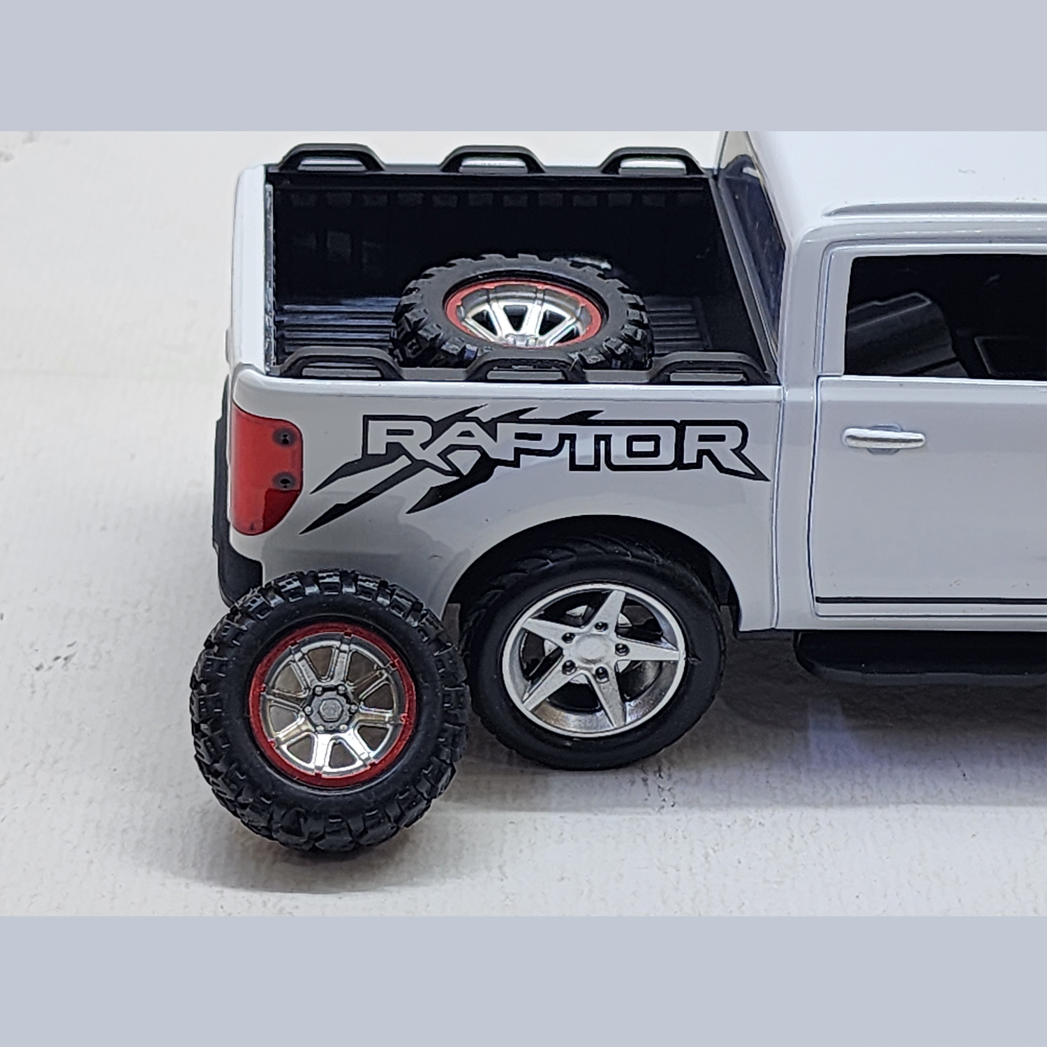 ماشین بازی مدل فلزی FORD RAPTOR