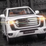 ماکت ماشین ناب سل مدل تویوتا لندکروز فلزی TOYOTA LANDCRUISER LC300 به همراه جاسوییچی - تصویر 5