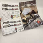 قطار بازی کنترلی ناب سل مدل 22 تکه کلاسیک دودزا چراغدار موزیکال کد 22PCS CLASSICAL TRAIN 2.4GHZ SMOKE LIGHT SOUND R/C CONTROL به همراه پیچ گوشتی و صدای قطار واقعی قطار - تصویر 10