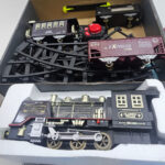 قطار بازی کنترلی ناب سل مدل 22 تکه کلاسیک دودزا چراغدار موزیکال کد 22PCS CLASSICAL TRAIN 2.4GHZ SMOKE LIGHT SOUND R/C CONTROL به همراه پیچ گوشتی و صدای قطار واقعی قطار - تصویر 11